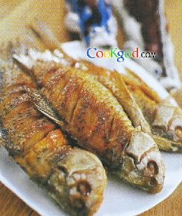 酥卤鲫鱼