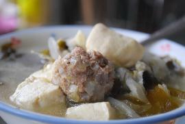 酸菜炖丸子汤