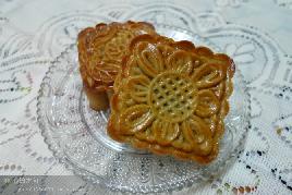 八月十五，月儿圆，自己做的月饼香又甜~~