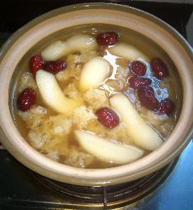 雪梨红枣木耳羹