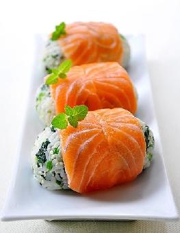 菠菜三文鱼饭团