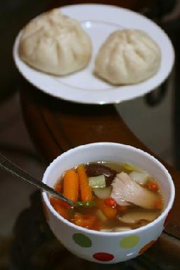 包子，蔬菜鸡汤