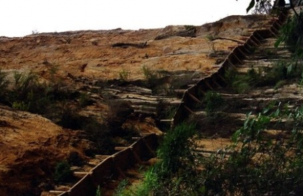 重庆孟良梯倒吊和尚石