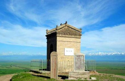 伊犁格登山记功碑