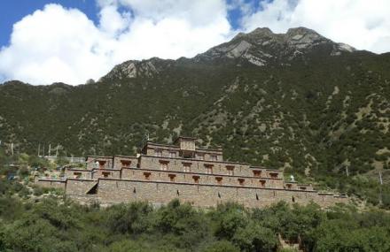 林芝格萨尔古堡