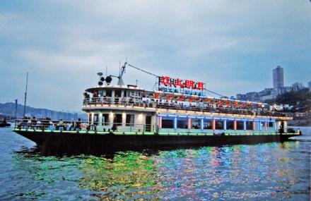 重庆江上明月号游船