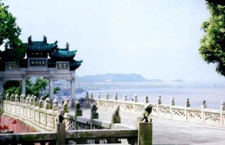 岳阳城墙与牌楼