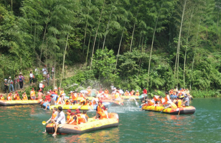 防城港十万大山万绿谷漂流