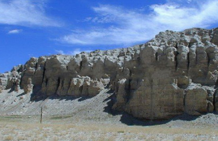 那曲绒玛岩画和温泉