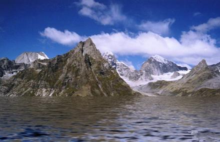 阿勒泰木斯岛雪山
