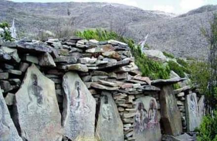 昌都仁达摩崖造像