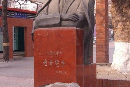 青岛老舍塑像
