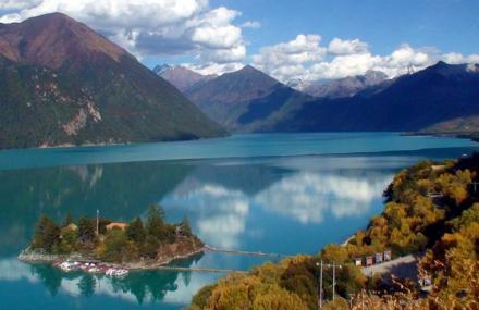 林芝巴松湖国家森林公园