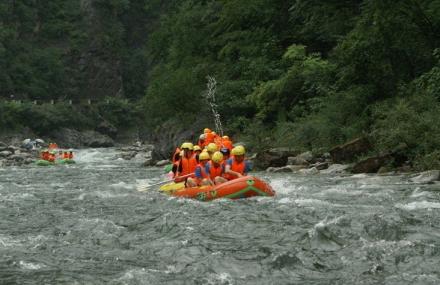 杭州桐庐百岁抢滩漂流