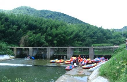 湖州莫干山峡谷漂流